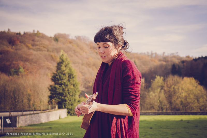 Tocando ukulele no Castelo de Vêves Tocando ukulele no Castelo de Vêves