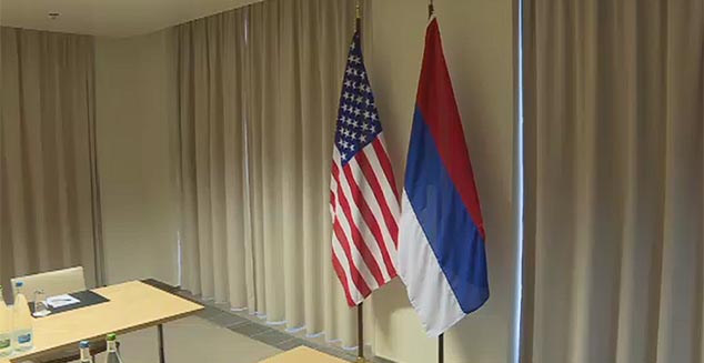 Американци пред сусрет са Лавровим изврнули руску заставу (ВИДЕО)