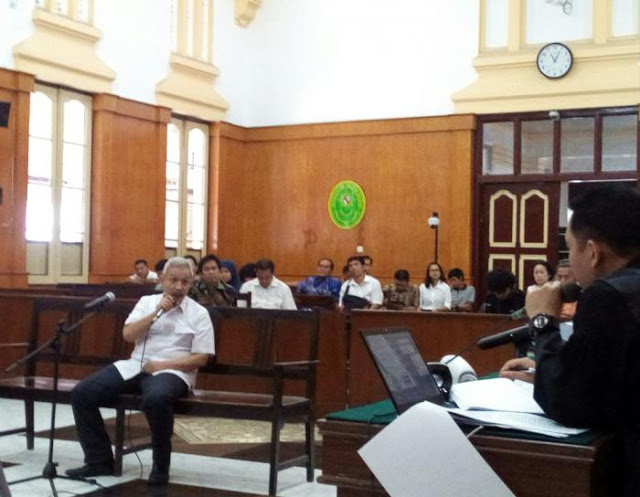 Ok Araya memberi keterangan di pengadilan Ok Araya memberi keterangan di pengadilan