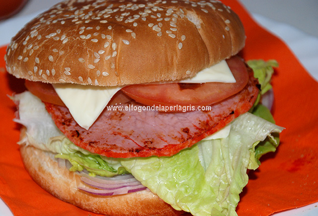 Filete de lomo en pan de hamburguesa Filete de lomo en pan de hamburguesa