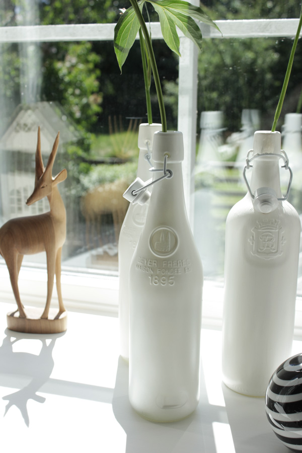 svart och vit randig porslinsboll, vit spray på flaskor i fönstret, vita flaskor med blommor från trädgården, diy vaser, afrikansk hjort