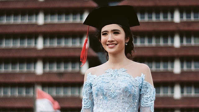 Febby Rastanty Lulus Sarjana Hukum dengan Predikat Cum Laude