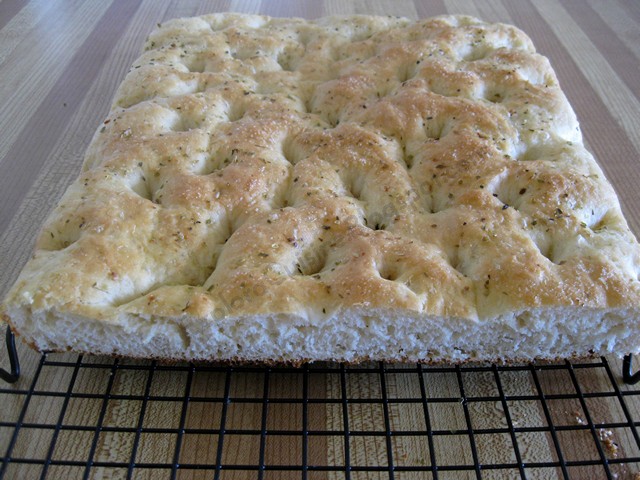 Focaccia cu usturoi si oregano (Garlic and Oregano Focaccia)