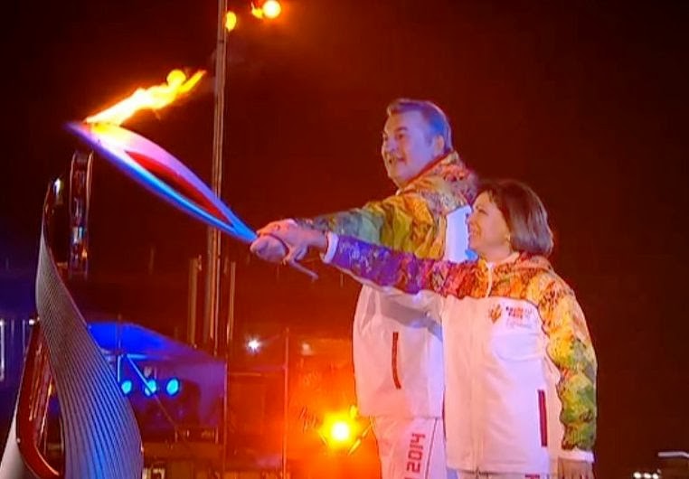 Кто зажигал олимпийский огонь в сочи. Зажигание олимпийского огня в сочи 2014. Олимпийский огонь сочи 2014. Олимпийский огонь сочи 2014. Зажжение олимпийского огня в сочи.