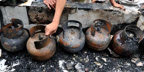 Diduga Tabung Gas Meledak, Warung makan Ini Ludes Dilahap Sijago Merah Diduga Tabung Gas Meledak, Warung makan Ini Ludes Dilahap Sijago Merah