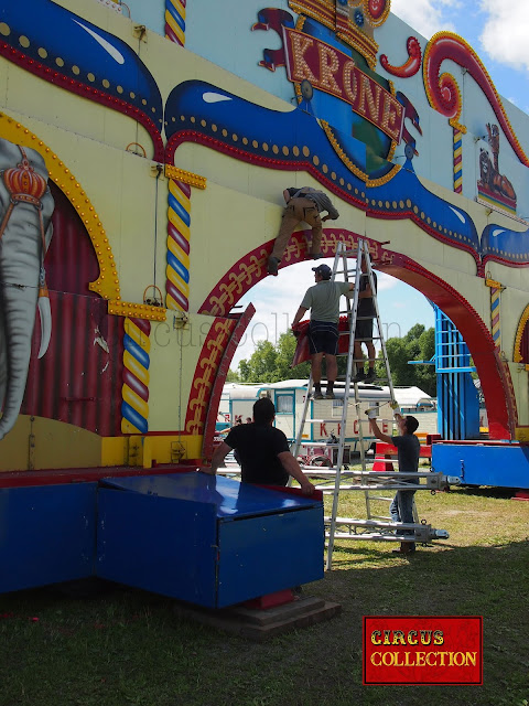 Les monteurs du Circus Krone, 2012 installent des détails lumineux sur la façade du cirque