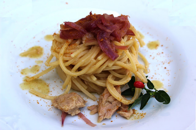 spaghetti quadrati con tonno bottarga e cipolla di tropea