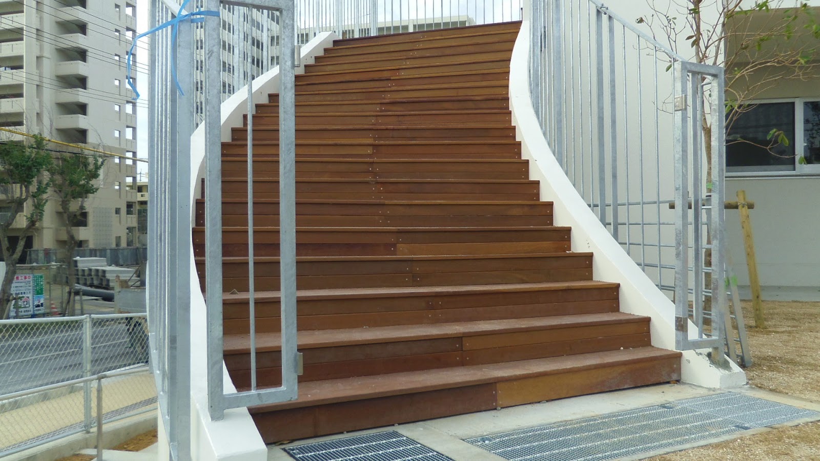 施工事例ブログ‐アースフローリング ウッドデッキの階段。－ウリンウッドデッキ－