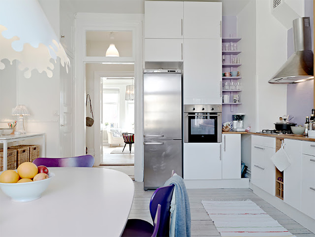 Decoração de cozinha em branco e lilás