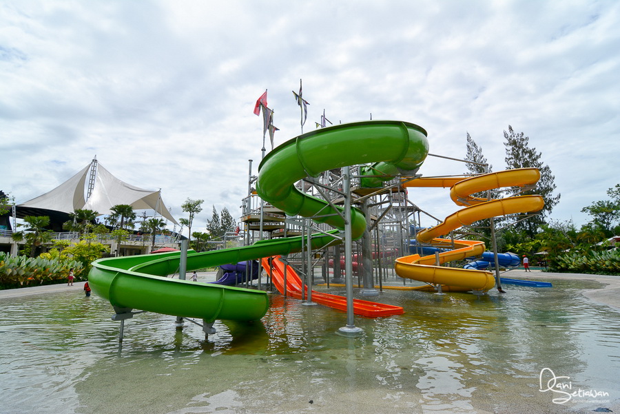 Tema Waterpark Ini Adalah Pirate Adventure Jadi Banyak Wahana Gedung Dan Ornamen Ala Bajak Laut Sayangnya Para Karyawannya Gak Pake Tema Waterpark Ini Adalah Pirate Adventure Jadi Banyak Wahana Gedung Dan Ornamen Ala Bajak Laut Sayangnya Para Karyawannya Gak Pake