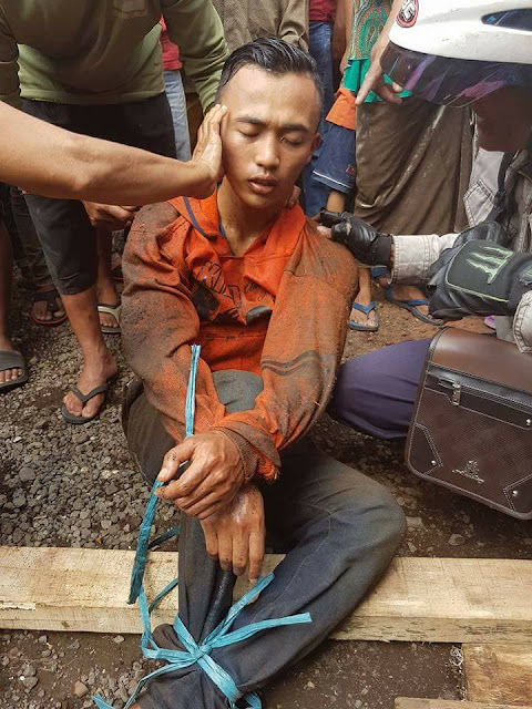 Mahasiswa Politeknik Negeri ini Nekat Lompat Ke Jurang 15 Meter Mahasiswa Politeknik Negeri ini Nekat Lompat Ke Jurang 15 Meter