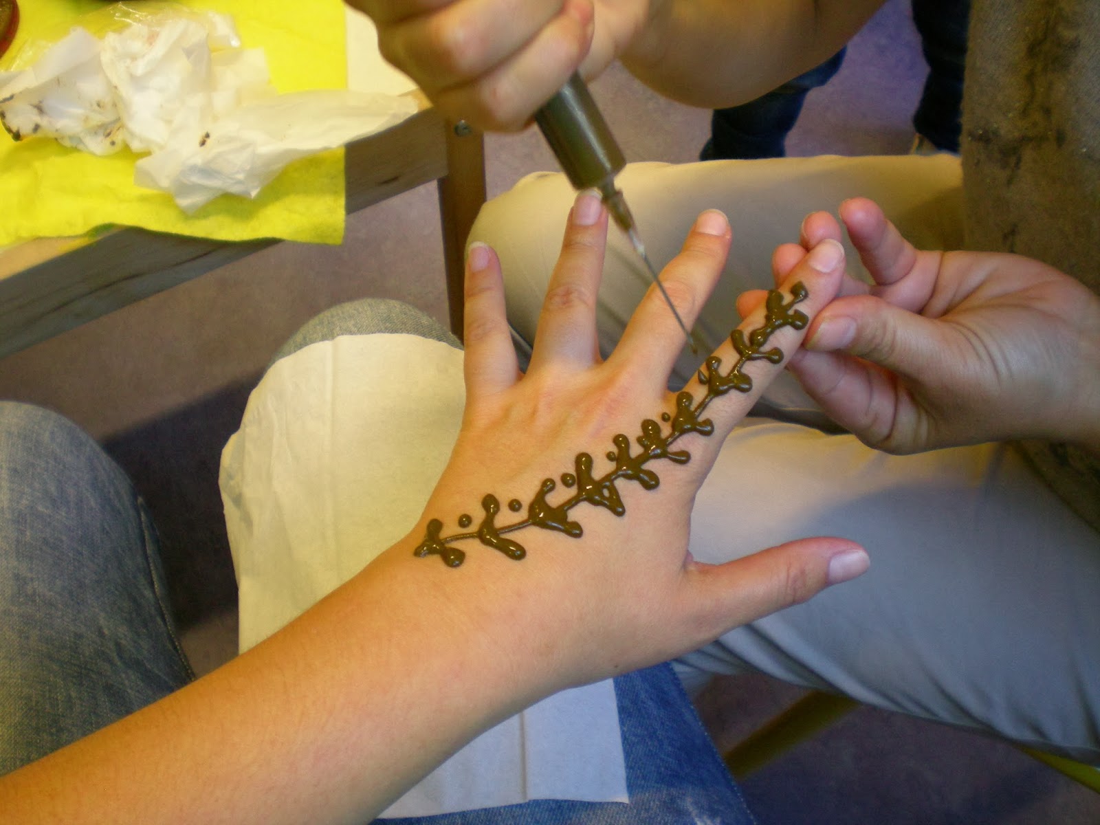 De 2e kleuterklas van juf Sarah Handen versieren met henna