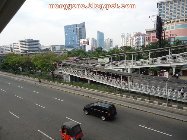 Jalanan di Jakarta masih sepi dan lancar jaya
