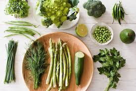 الأطعمة الخضراء تطيل العمر وتحسن الصحة .