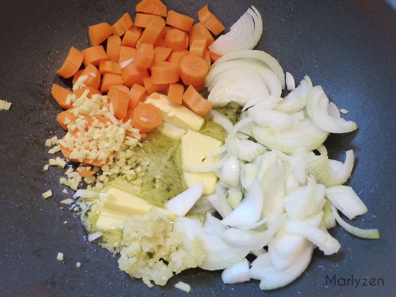 Ajoutez le beurre, les dés de carotte, l'oignon, l'ail, le gingembre et le garam masala.