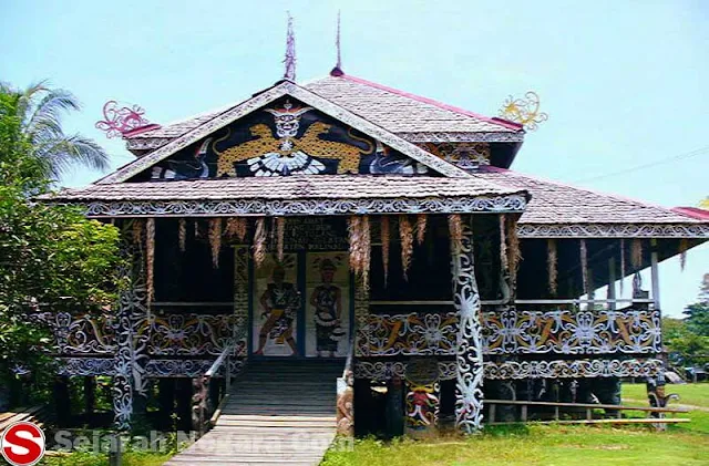 Gambar Rumah adat berukir Kalimantan Utara