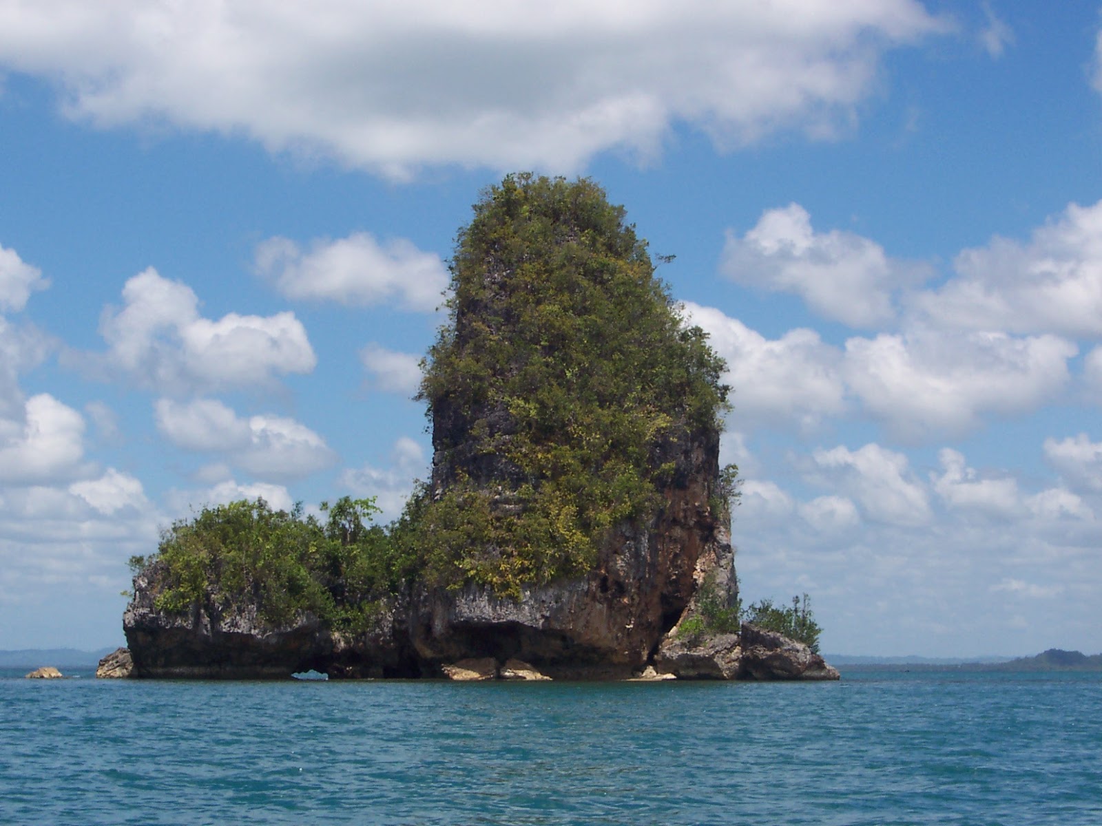 BEACHES AND CHURCHES: Marabut Islands in Samar