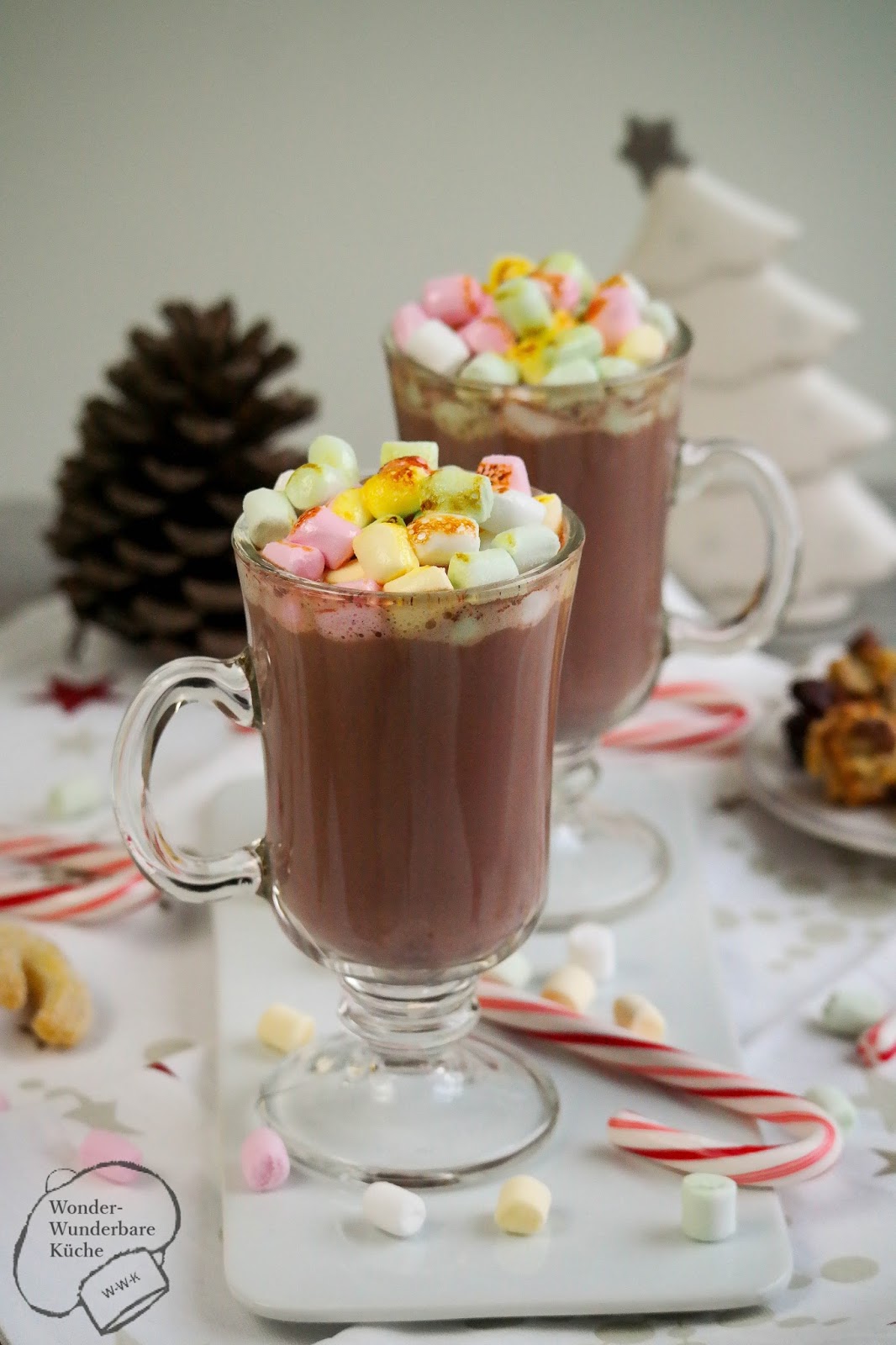 Heiße Amaretto-Schokolade mit flambierten Mini-Marshmallows