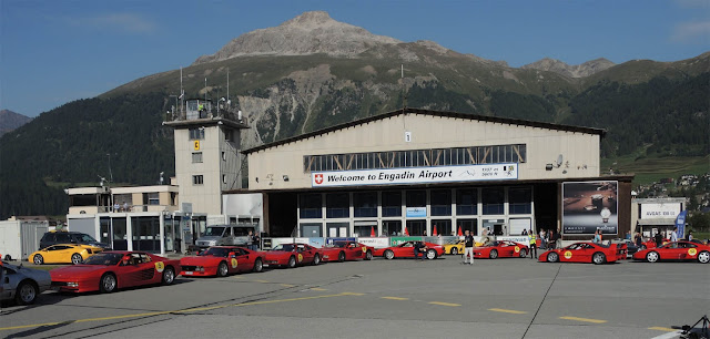 Rote Ferraris stehen vor dem Airport Engadin in einer Schlange, Passione Ferrari Tribute Event, Testarossa, 288 GTO, 328 GTS