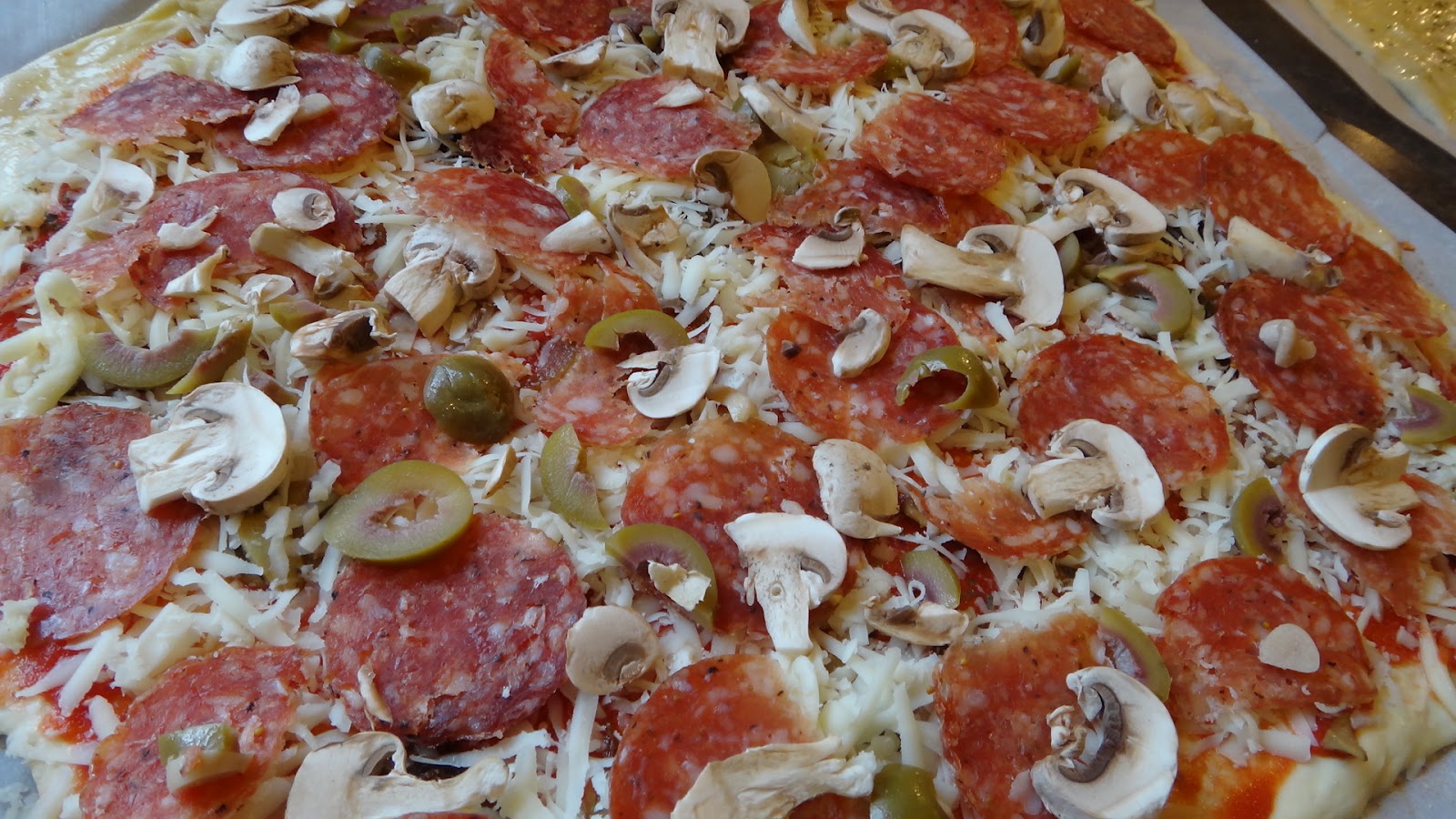 рецепт пиццы с колбасой и сыром начинка фото 114