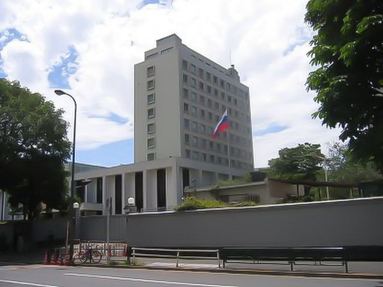 Посольство ханой. Российское посольство в Токио. Посольство РФ В Японии. Посольство России в Японии Токио. Посольство Японии в России здание.