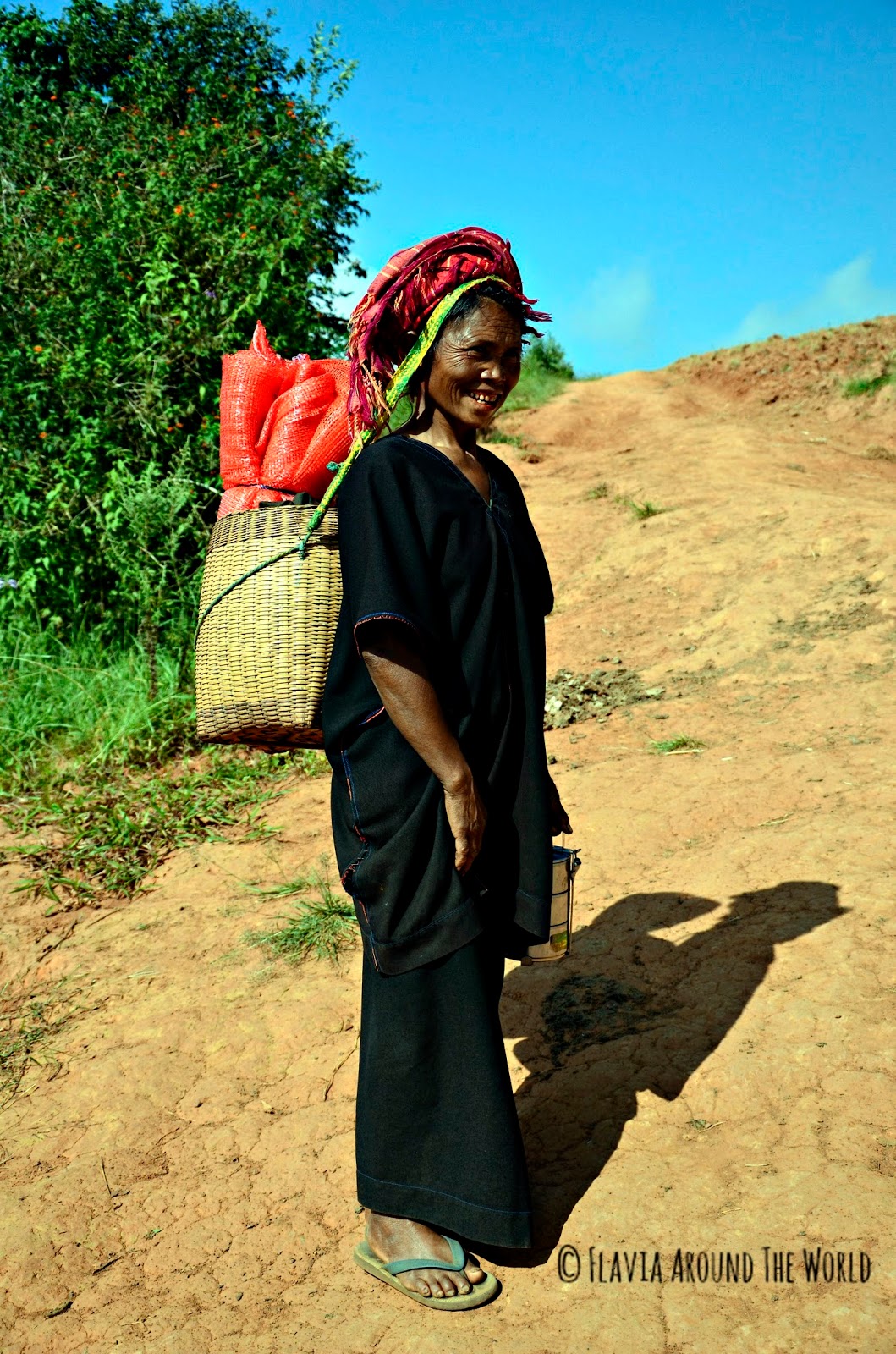 Mujer de la tribu Paho con cesto en la cabeza Mujer de la tribu Paho con cesto en la cabeza en Myanmar