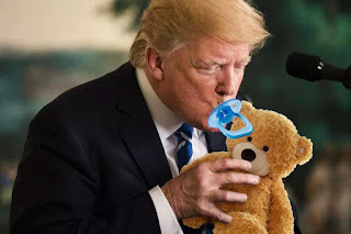 Imágenes de Trump tomando agua photoshopeadas