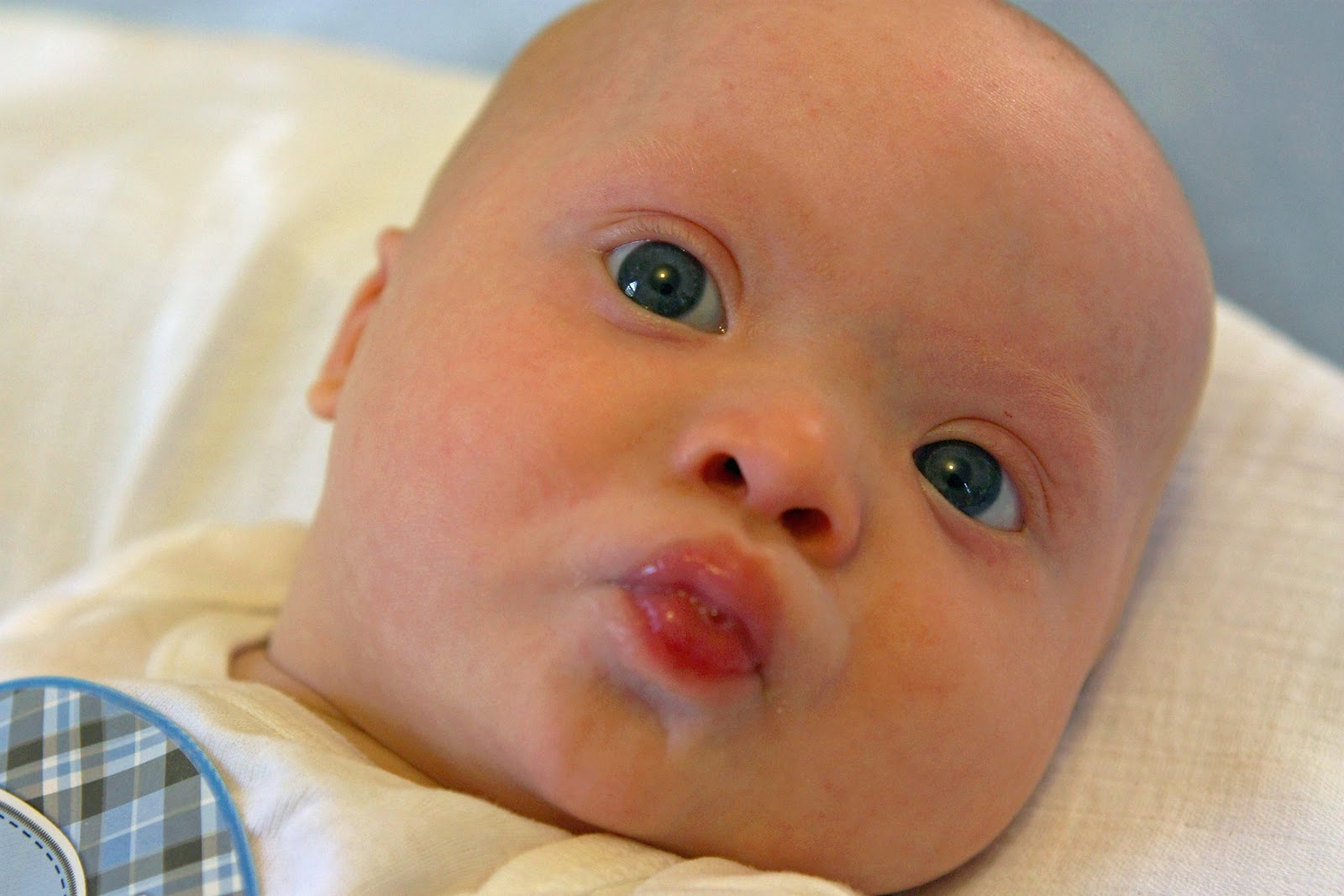 Глазки в 3 месяца. Глаза новорожденного. Глаза у новорожденных детей. Глаза месячного ребенка. Размер глаз у новорожденных.