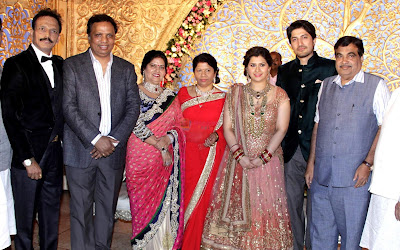 Bhai Jagtap, Ashish Shelar, with Manali Jagtap-Vicky Shoor and Nitin Ghadkari at Designer Manali Jagtap_s Wedding Reception in Mumbai