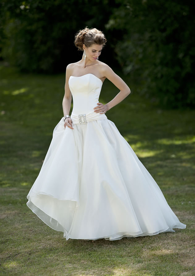 Dress of the Week + Lyn Ashworth Bridal Collection - Belle The Magazine