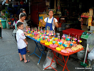 LOY KRATHONG. FLORES EN EL AGUA, BANGKOK. TAILANDIA