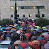 Διαμαρτυρία με χρωματιστές ομπρέλες... ...έξω από το δημαρχείο για τα αρχαία του Μετρό...