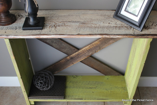 entryway, barn wood, reclaimed wood, table, build it, paint, Beyond The Picket Fence, http://bec4-beyondthepicketfence.blogspot.com/2013/03/spring-green-sofa-table.html