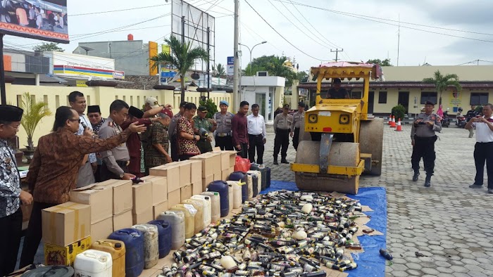 Polres Memusnahkan Ribuan Botol Miras Dari Berbagai Merk/Jenis Di Lapangan Mapolres Lampung Selatan