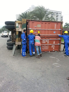1a1a Photos: Another Container truck falls at Ijora, Olopa, Lagos