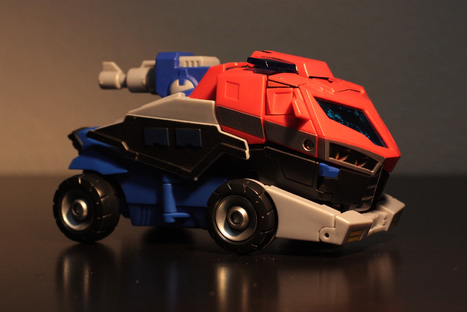 Firestarter's Blog: Toy Review: Transformers Animated Optimus Prime  (Voyager Class)