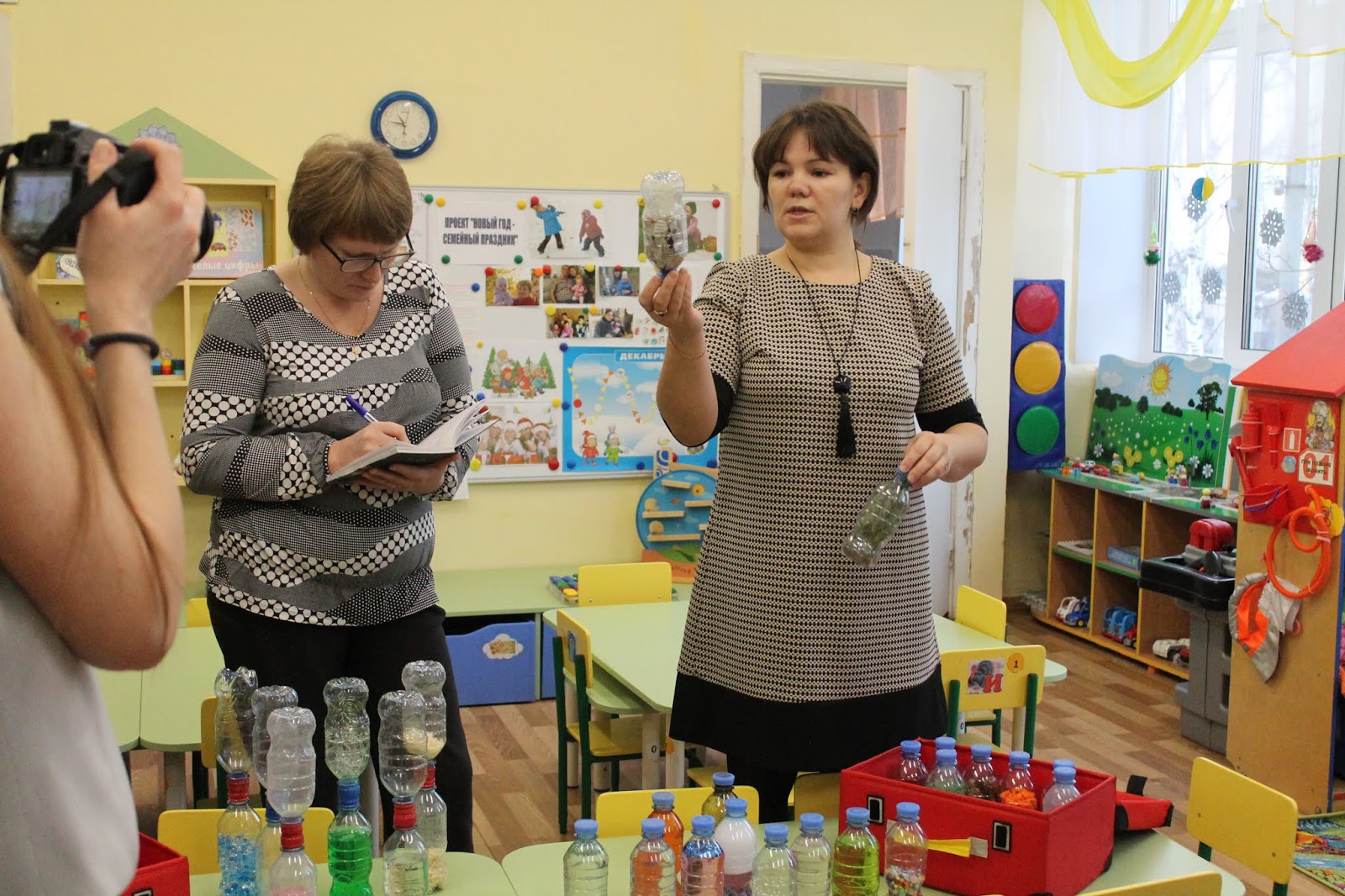 Старший воспитатель доу это. Учительница рисунок. Начинающий старший воспитатель. Консультация старшего воспитателя для педагогов доу. Фото с собраний воспитателей.