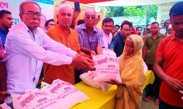 Awami League relief distribution in Sundarganj