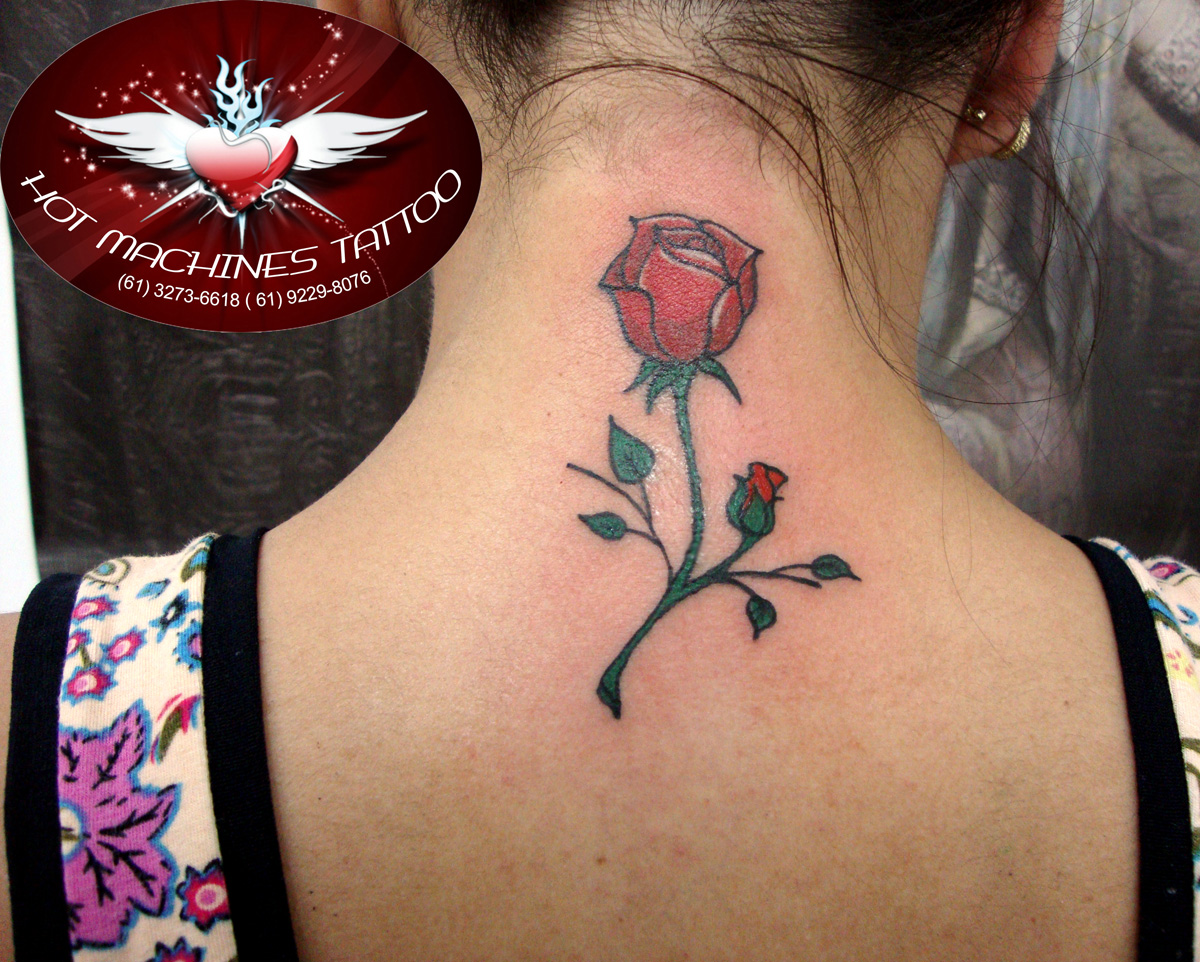 Anninha Spinelli Tattoo Atelier Tattoo rosa na nuca