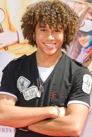Corbin Bleu Foto de Corbin Bleu con cabello bien frizado