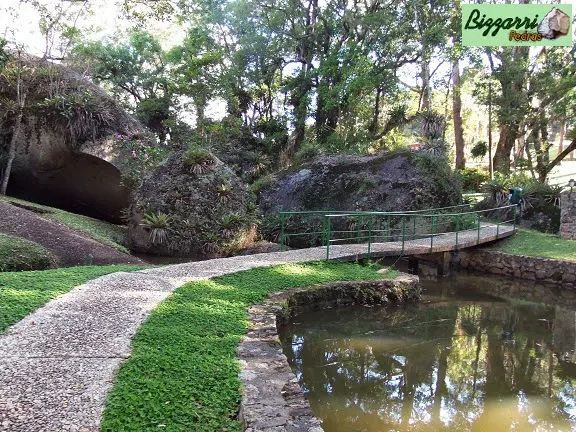 Caminhos de pedra com pedregulho do rio para caminhar no parque no Atibaia Clube da Montanha com a construção do lago e dos muros de pedra rústica.