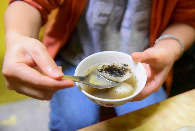 Quán bánh trôi nước của Nghệ Sĩ Phạm Bằng động kín khách Quán bánh trôi nước của Nghệ Sĩ Phạm Bằng động kín khách