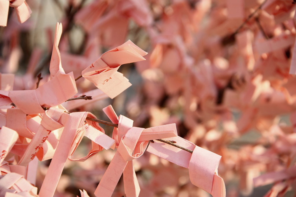 Máy bán Omikuji tự động bằng xu ở Nhật Bản