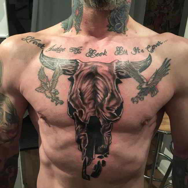 Tatuaje de calavera de toro en el pecho