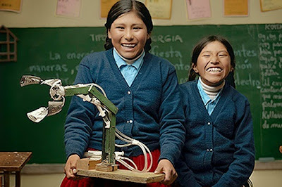 Dos niñas campesinas bolivianas inventan brazo hidráulico con elementos reciclables