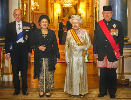 Presiden Susilo Bambang Yudhoyono mengenakan pakaian adat teluk belanga