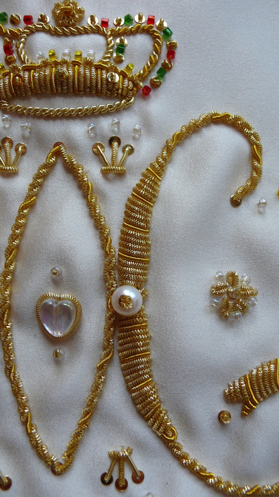 Bordado en oro Bordado con canutillo de oro