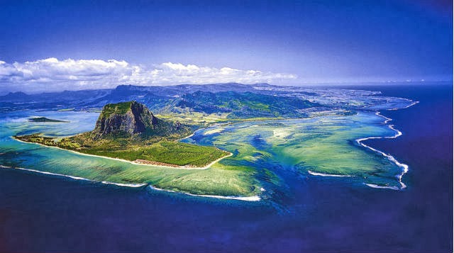 Cascada subacuática en la Isla Mauricio