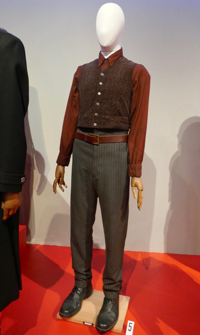 Hollywood Movie Costumes and Props: Fantastic Beasts: The Crimes of ...