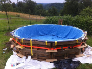 como construir una piscina de pallets de madera reciclados